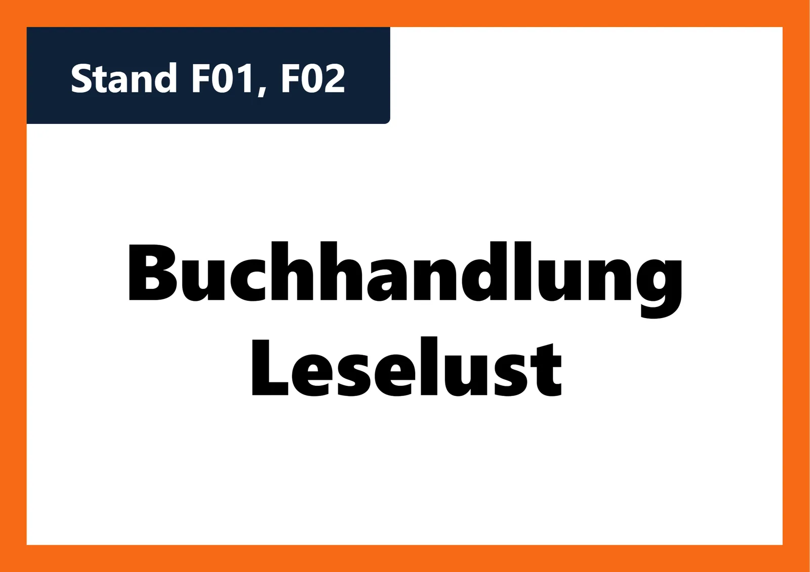 Ein Standschild: Rahmen in der Rahmenfarbe, die Standnummer in der Box, darunter groß der Name.