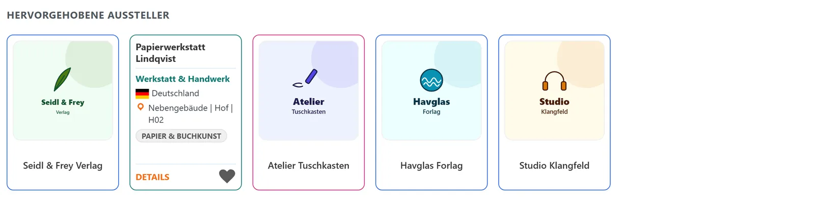 Die Reihe „Hervorgehobene Aussteller“. Die zweite Kachel ist umgedreht und zeigt Name, Typ, Land, Standort mit Stand, Kategorie, „Details“ und Herz.